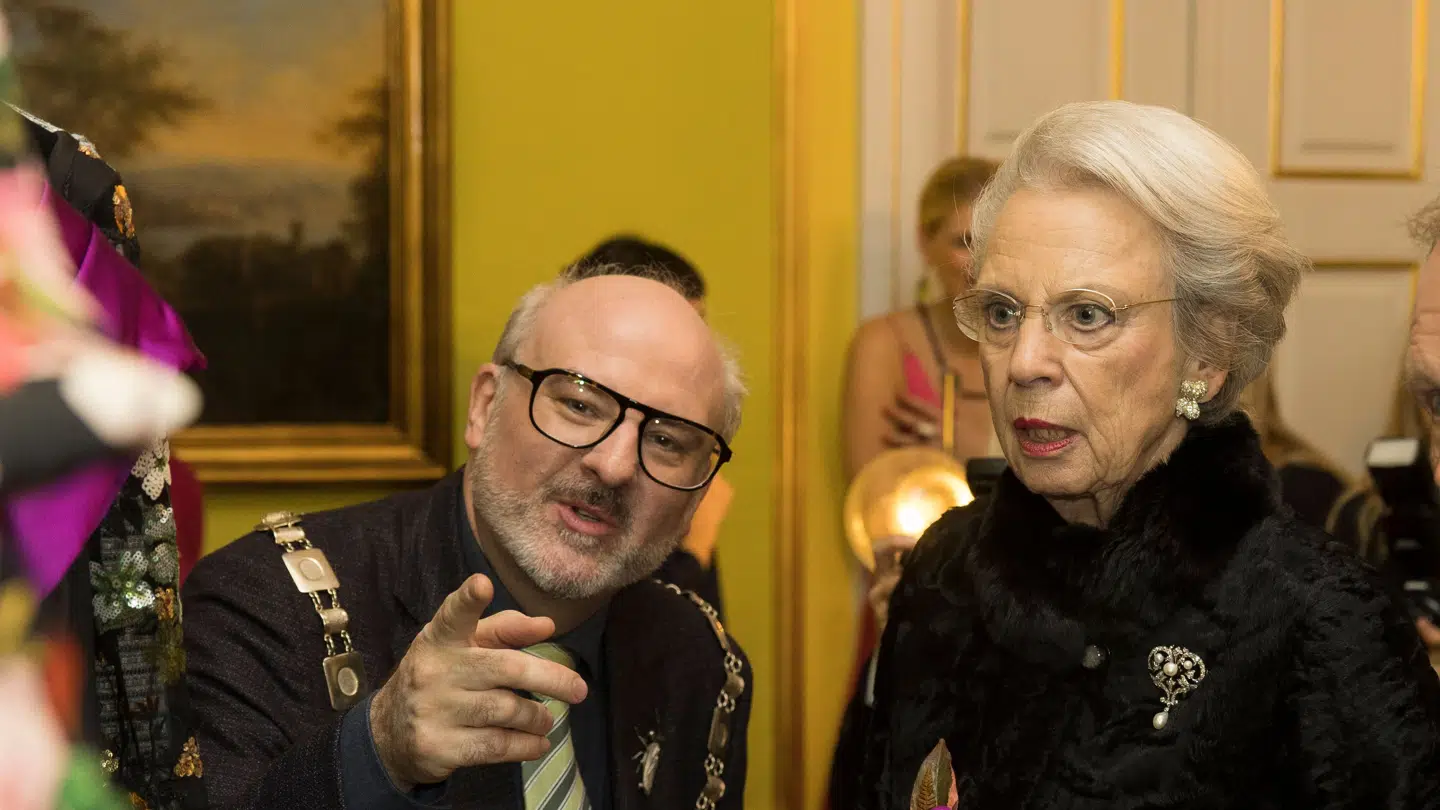 Prinsesse Benedikte (t.h) og Oldermanden på Laugenes Opvisning, Johnny Alexander Wichmann (t.v.) overværede opvisningen i 2022, hvor Pari Khadem også arbejdede. I år er hendes arbejdskraft ikke længere ønsket.