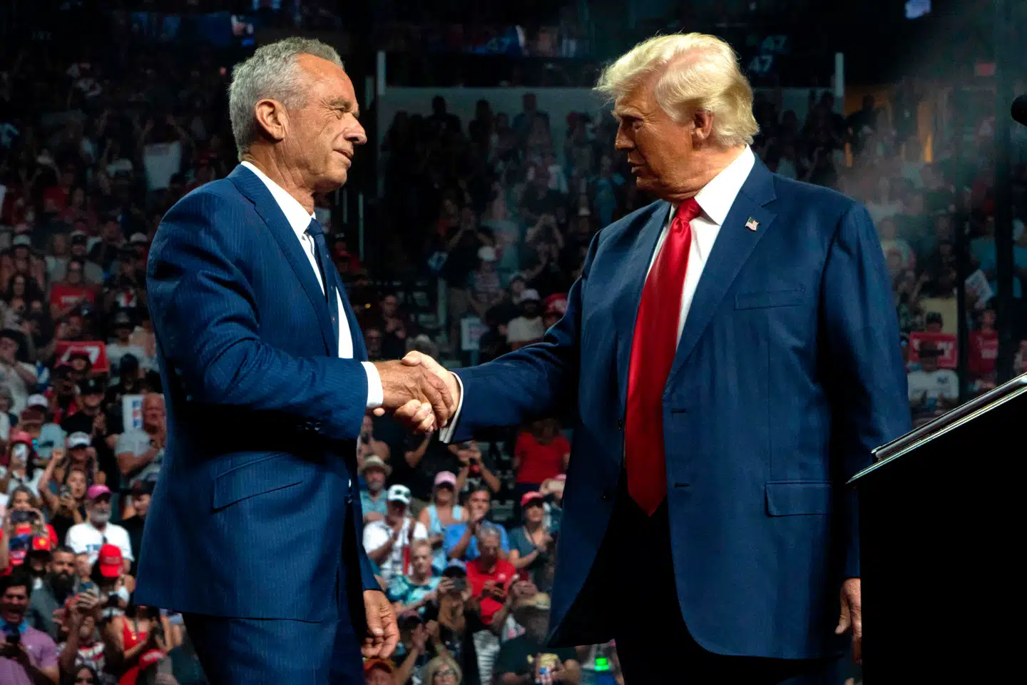 Den amerikanske præsident, Joe Biden, er klar til at lade de offentlige amerikanske sygekasser betale for vægttabsmedicin. Det sætter den kommende præsident, Donalds Trump, og Robert F. Kennedy Jr., som formentlig bliver ny sundhedsminister, i et dilemma, for det bliver meget dyrt. I mellemtiden stiger Novo Nordisks aktie markant tirsdag.