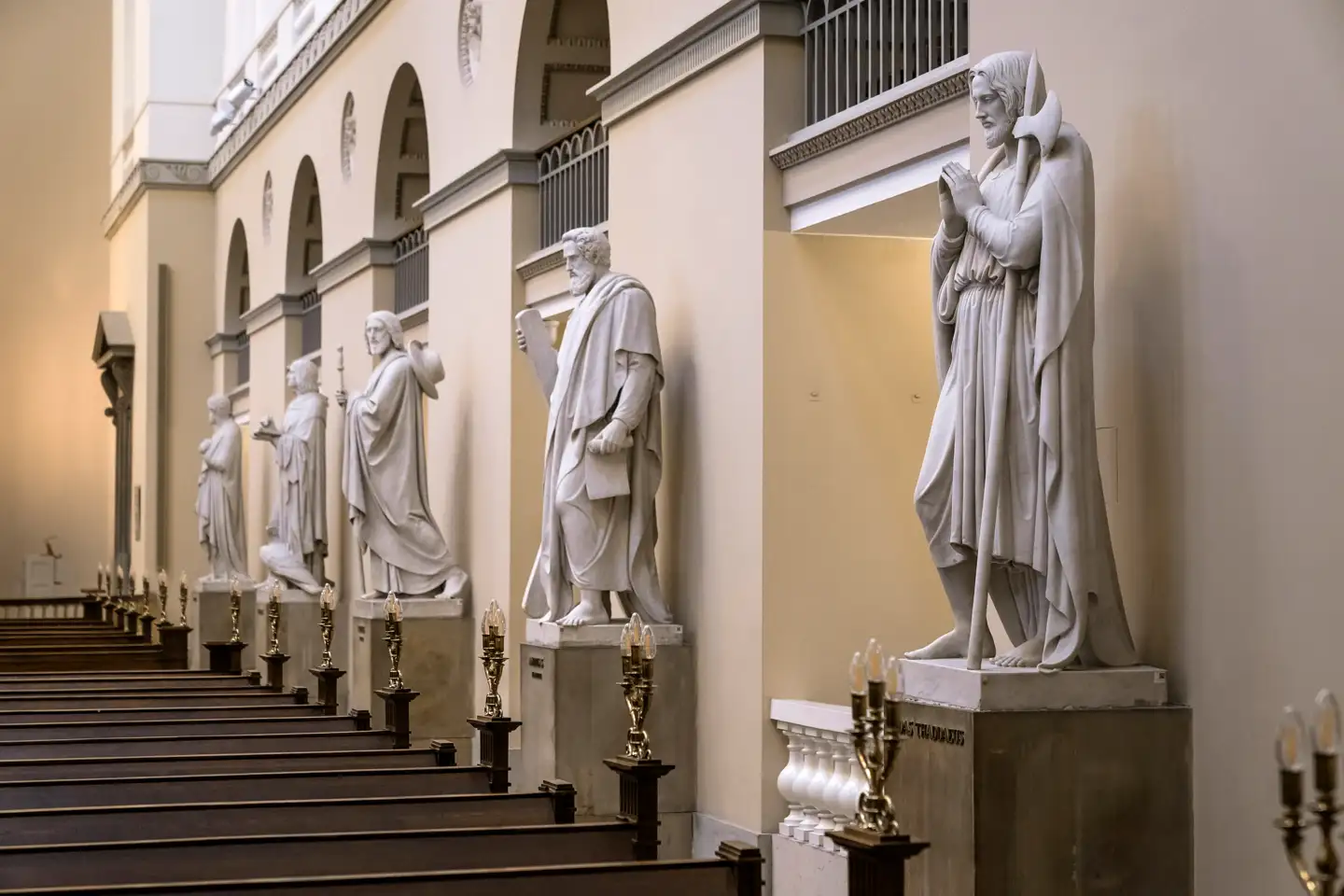 Apostler på række i Vor Frue Kirke i København.