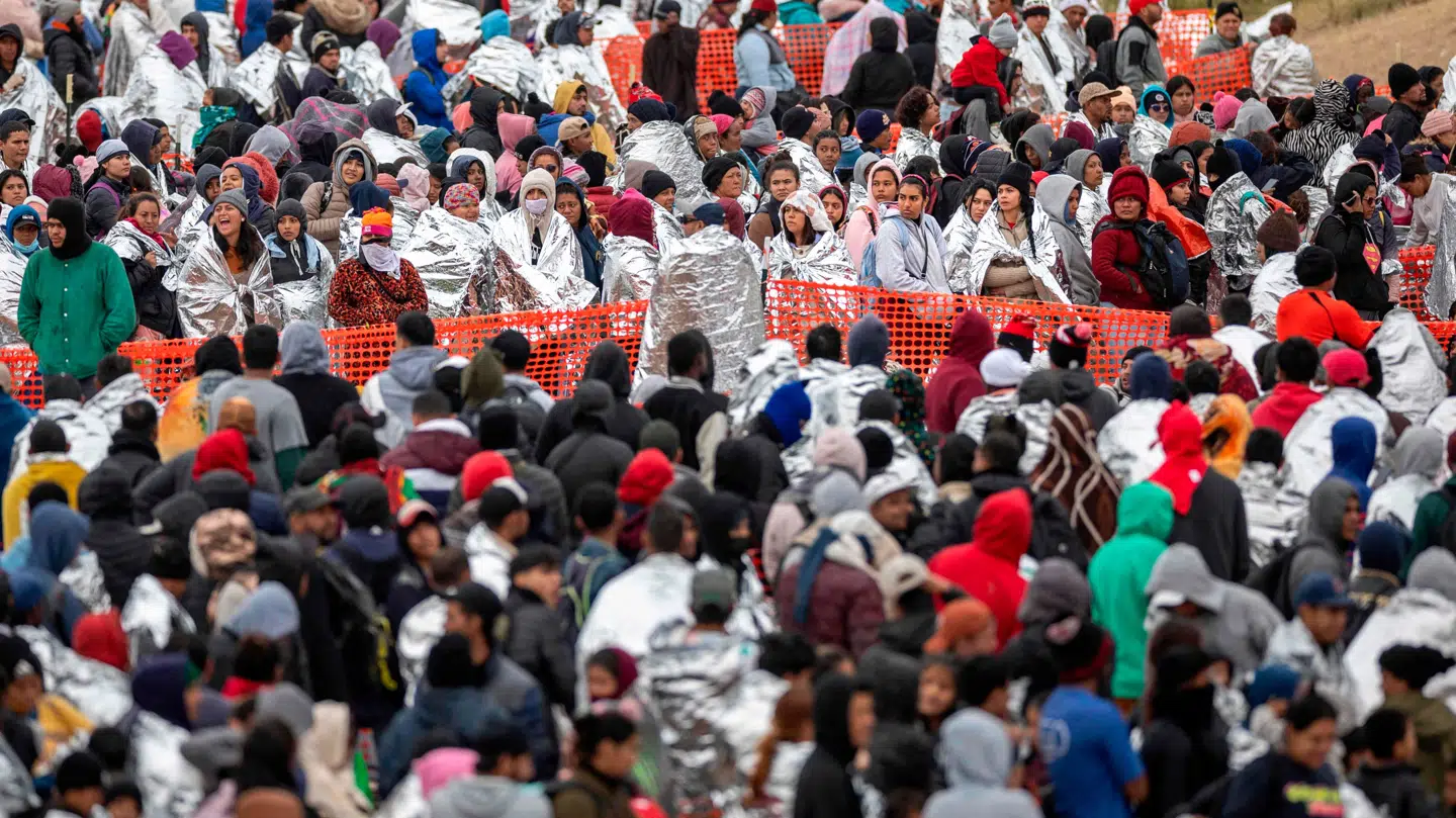 På billedet fra december 2023 venter immigranter på at blive behandlet i et transitcenter for U.S. Border Patrol, efter at de har krydset grænsen fra Mexico til Texas. Stigningen i antallet af migranter overvældede de amerikanske immigrationsmyndigheder.