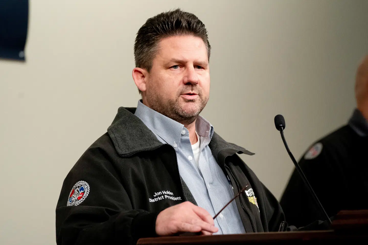 Jon Holden, som står i spidsen for Seattles 33.000 organiserede Boeing-fabriksarbejdere, overleverer her nyheden om, at de ansatte har stemt for en overenskomst.