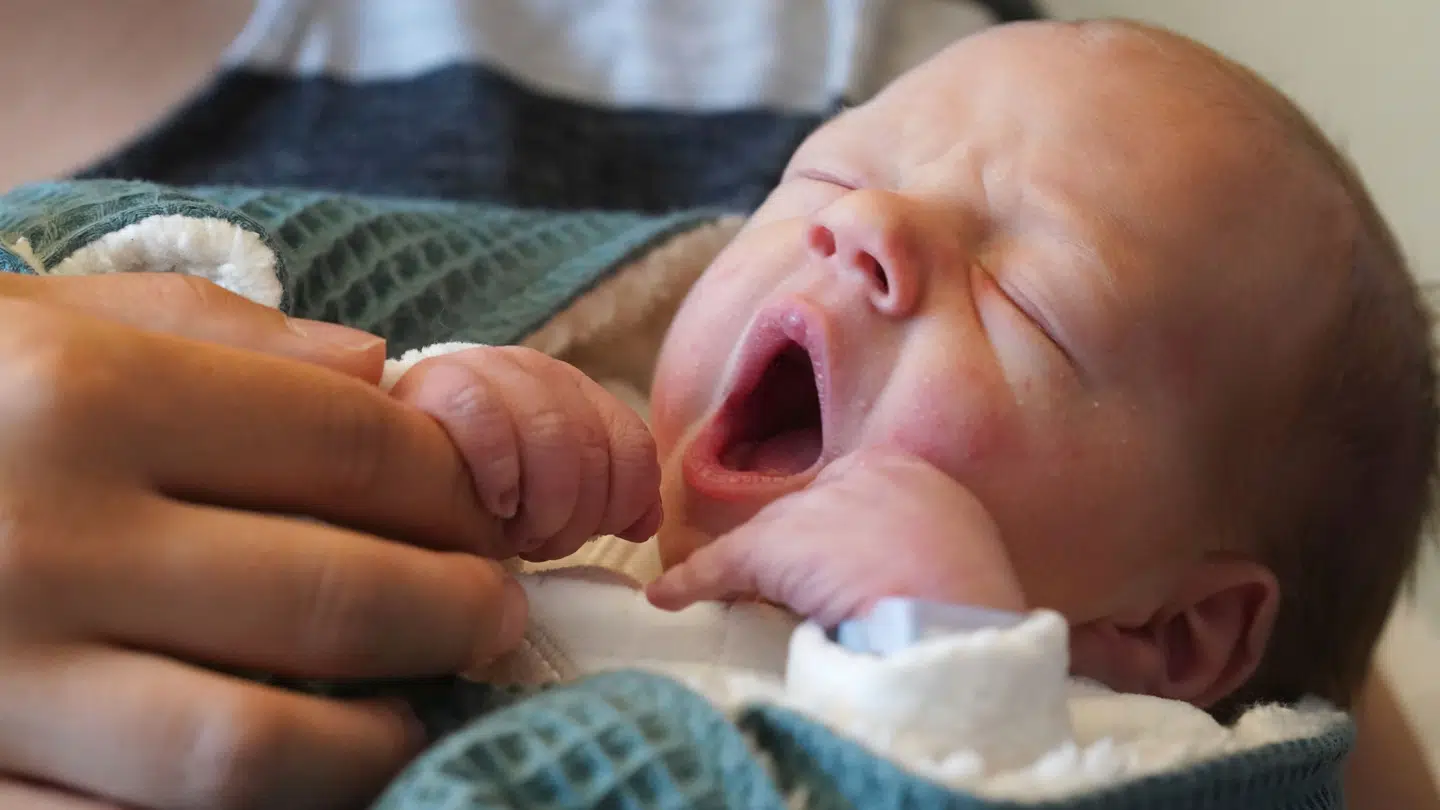 Et absurd babybytte fandt sted for 57 år siden i Storbritannien – det første nogensinde i sundhedsvæsenets historie.