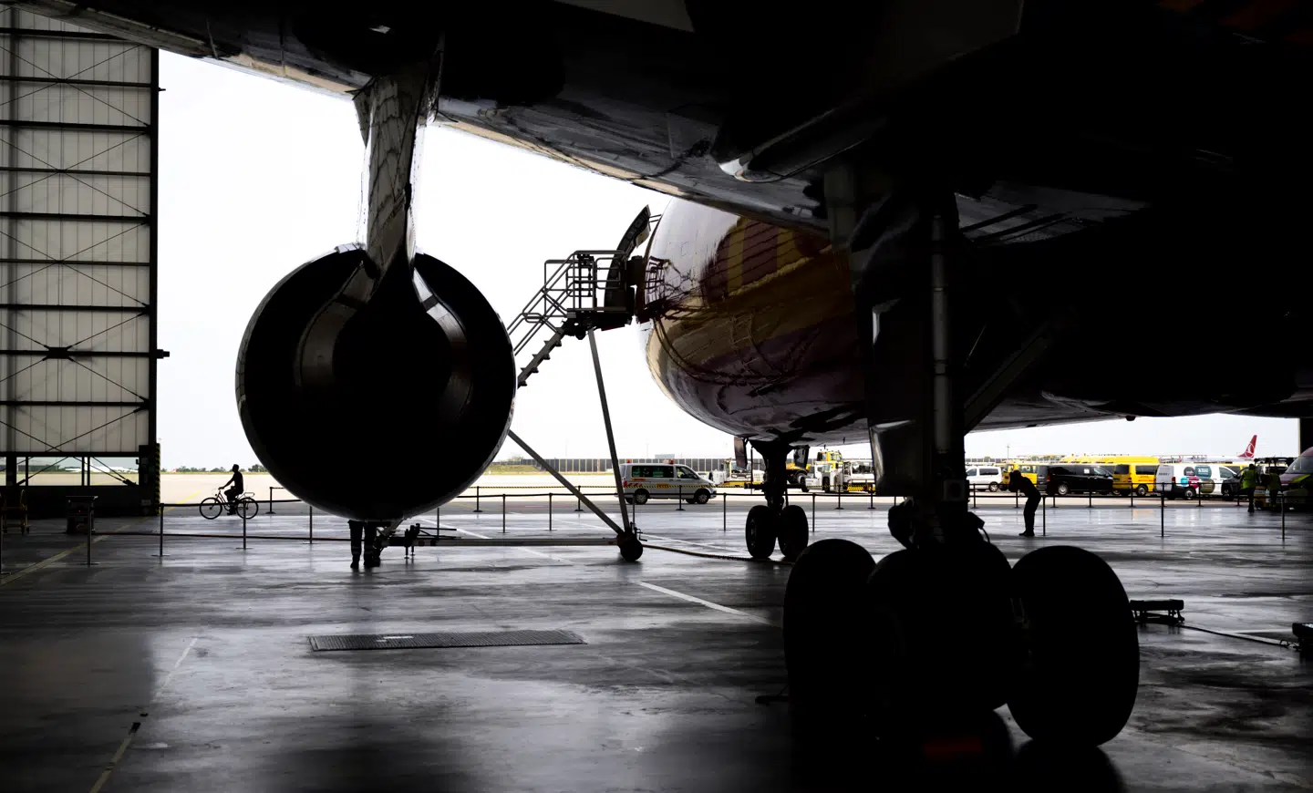 En palle gik i brand under en mellemlanding tidligere i år. Embedsmænd formoder, at russiske agenter står bag.