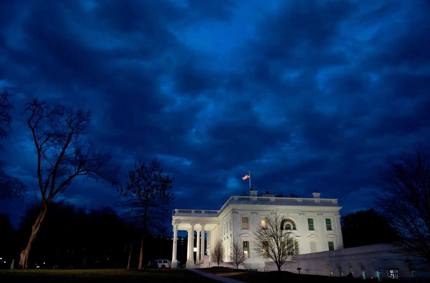 I nat kan det blive afgjort, hvem der får nøglerne til Det Hvide Hus.