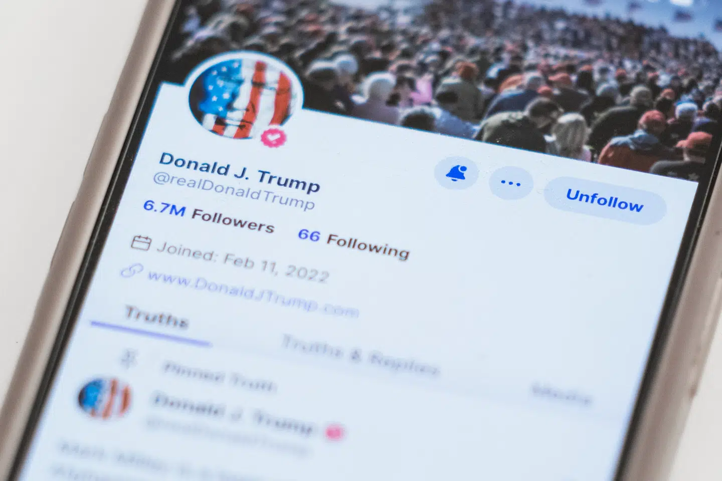 Donald Trump startede sit eget sociale medie, Truth Social, efter at være blevet udelukket fra Twitter og Facebook. Aktiekursen i Truth Social-selskabet er dykket markant på det seneste.