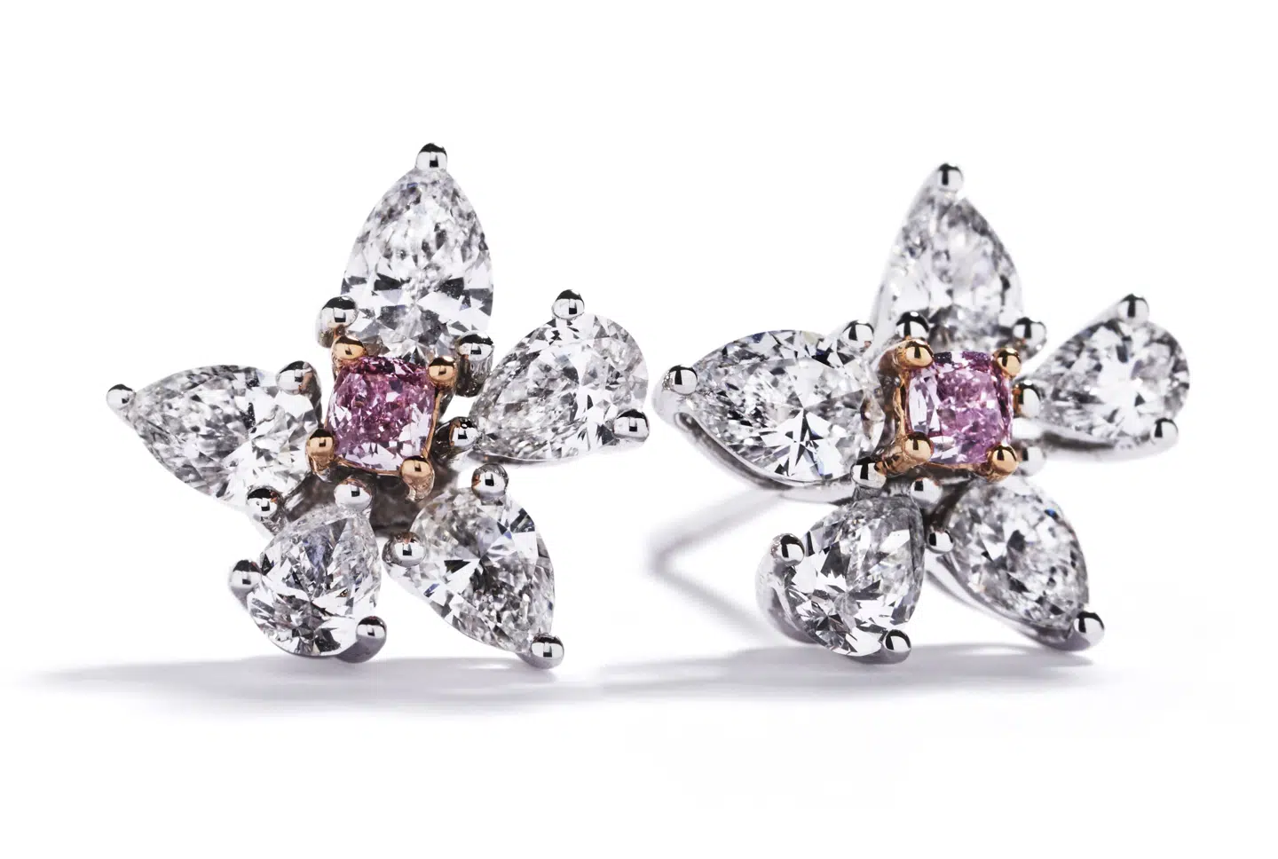 Ørestikker med Argyle Pink diamanter og dråbeslebne diamanter.