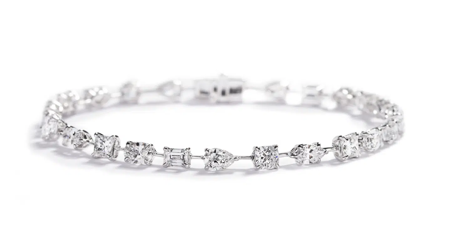 Armbånd i 18 kt. hvidguld med ovale, dråbe-, hjerte og smaragdslebne diamanter.