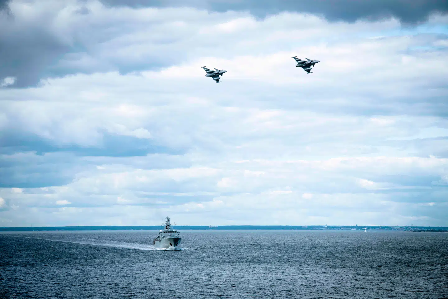 Den svenske kyst er præget af skær og øer, hvilket gør den vanskeligere at forsvare. Derfor siger den svenske regering nu nej til en række planlagte havvindmølleparker. Her patruljerer det svenske forsvar ud for Gotlands kyst.