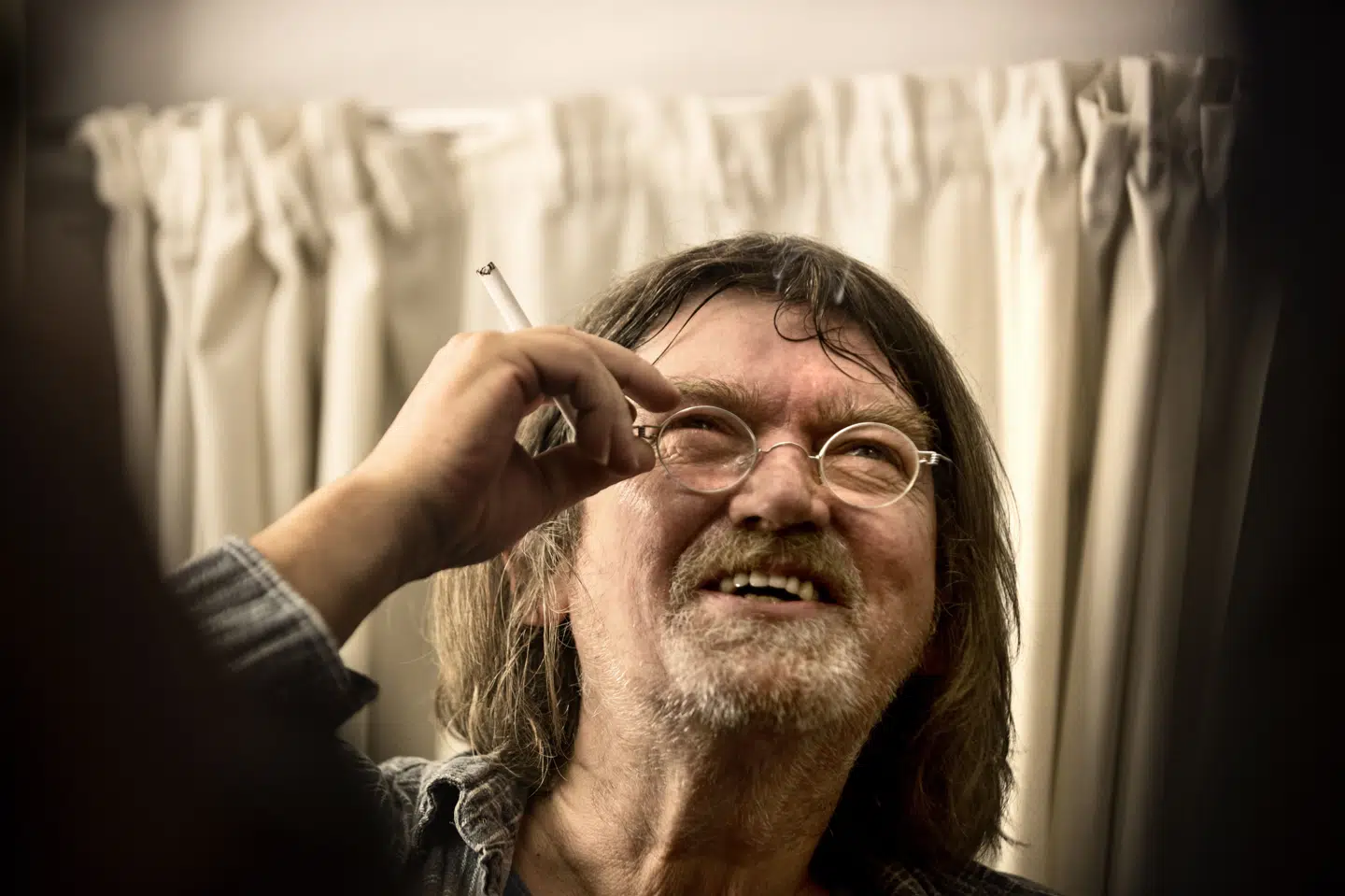 Det var mere reglen end undtagelsen, at Johnny Madsen havde en cigaret mellem fingrene som her på Det Kongelige Teater i København i 2016. Mandag eftermiddag sov musikeren og kunstneren ind i sit hjem på Fanø efter længere tids sygdom. (Arkivfoto).