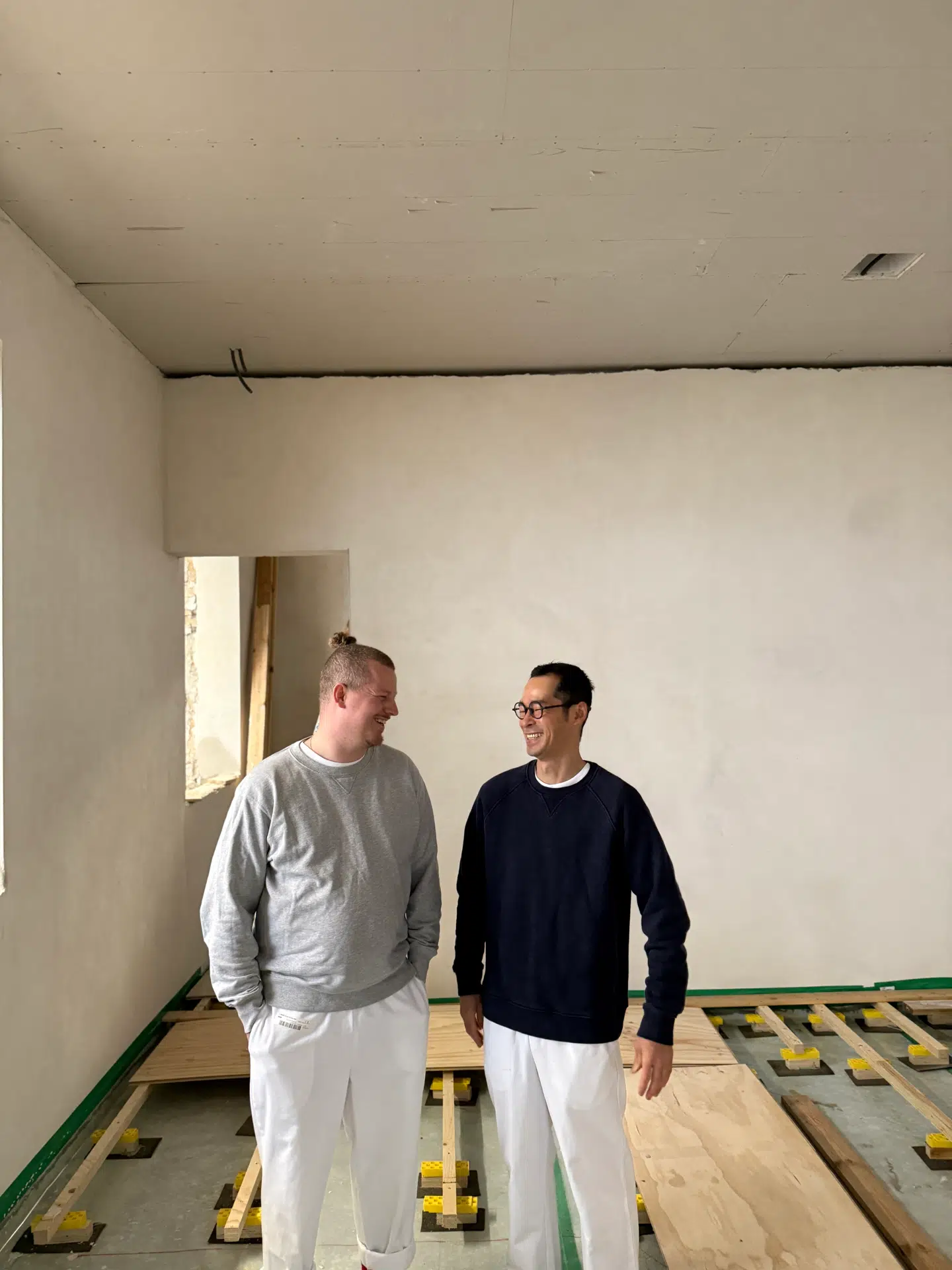 Mads Battefeld og Machu Kojima i de nye lokaler, som endnu er en byggeplads.