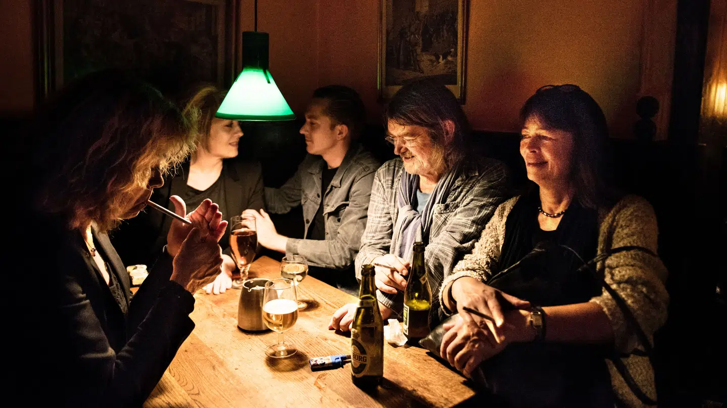 Johnny Madsen på Hviids Vinstue ved siden af sin kæreste og nabo på Fanø, Rosita.