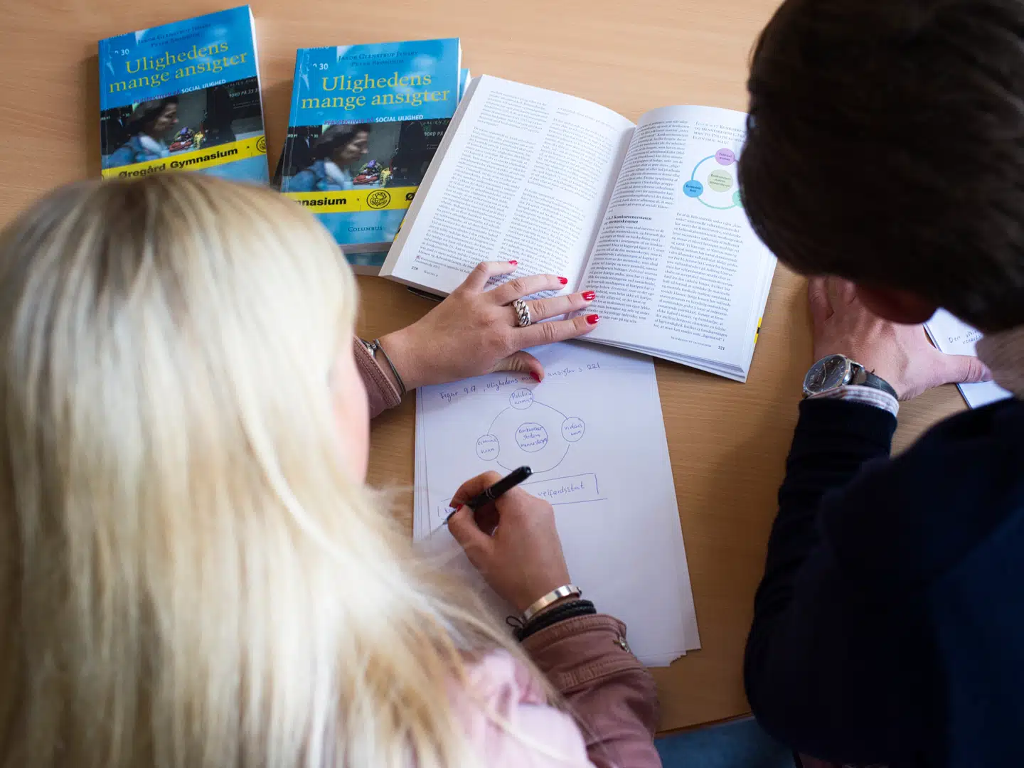 »Man burde undersøge lokalt, om der er små eller dårligt drevne skoler, der kunne nedlægges eller sammenlægges. Men at nedlægge alle uden at se, om man kan bygge videre på dem eller reformere dem, er politisk arrogance,« skriver Søren Gubi Axelsen.