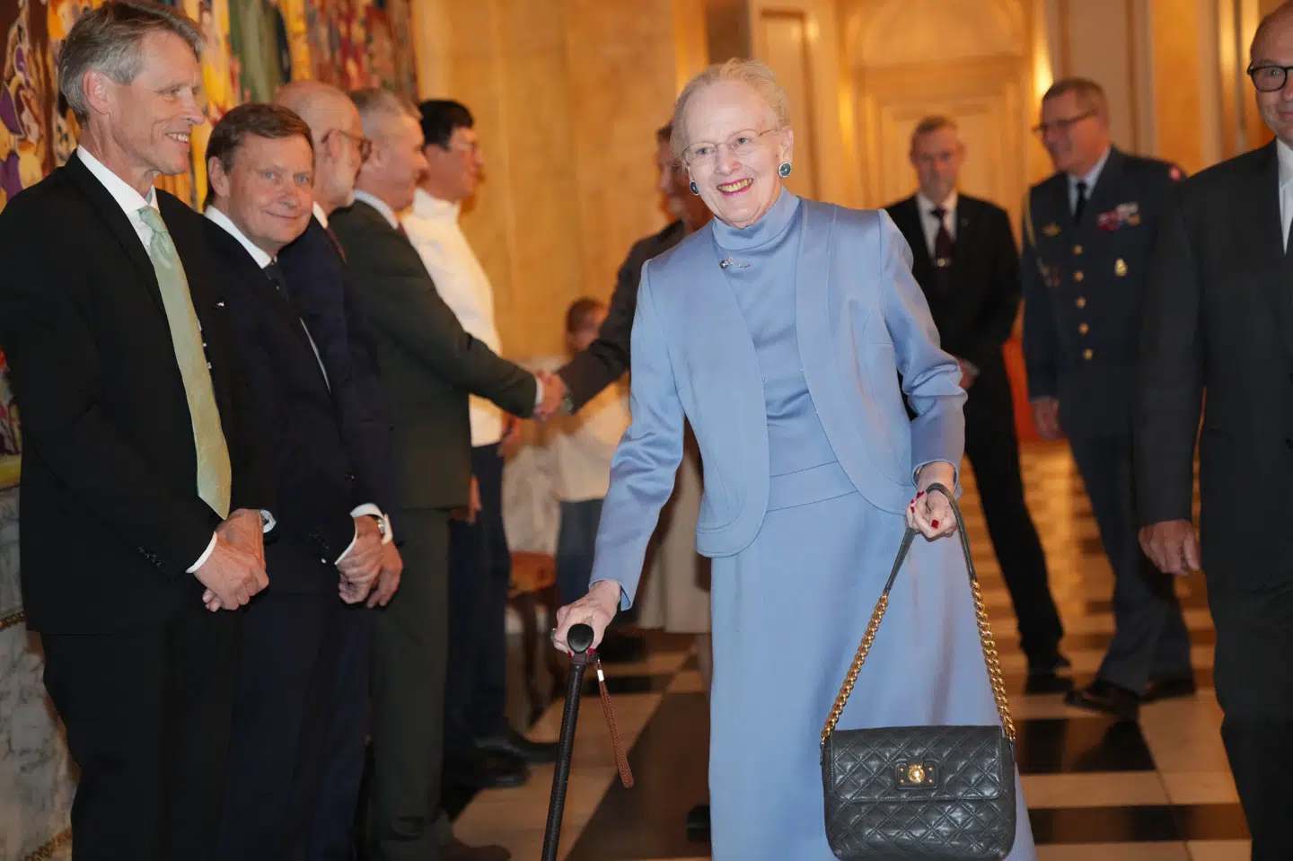 Dronning Margrethe overrækker Ebbe Muncks hæderspris ved et arrangement på Christiansborg Slot i København, tirsdag den 5. november 2024.
