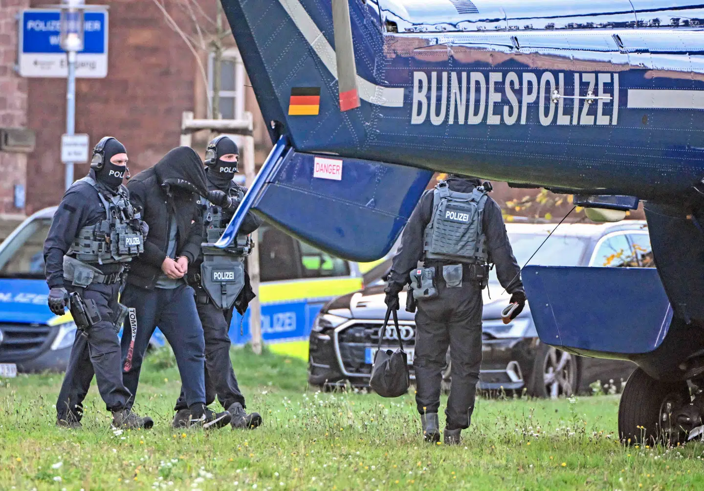 Mindst 450 politibetjente har deltaget i aktionen, hvor otte mænd er blevet anholdt, mistænkt for at forberede kupplaner i delstaten Sachsen.