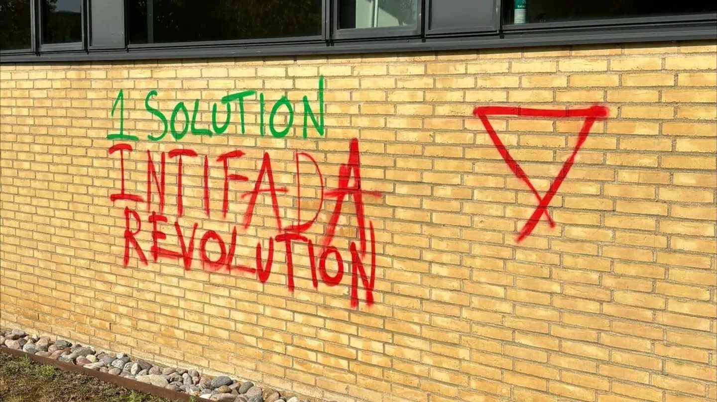 Sloganet »1 solution, Intifada revolution« er en reference til tidligere voldelige palæstinensiske oprør præget af terrorangreb mod Israel. Ved siden af sloganet er malet en rød trekant, som ofte anvendes til at udtrykke støtte til Hamas. Foto: Privatfoto