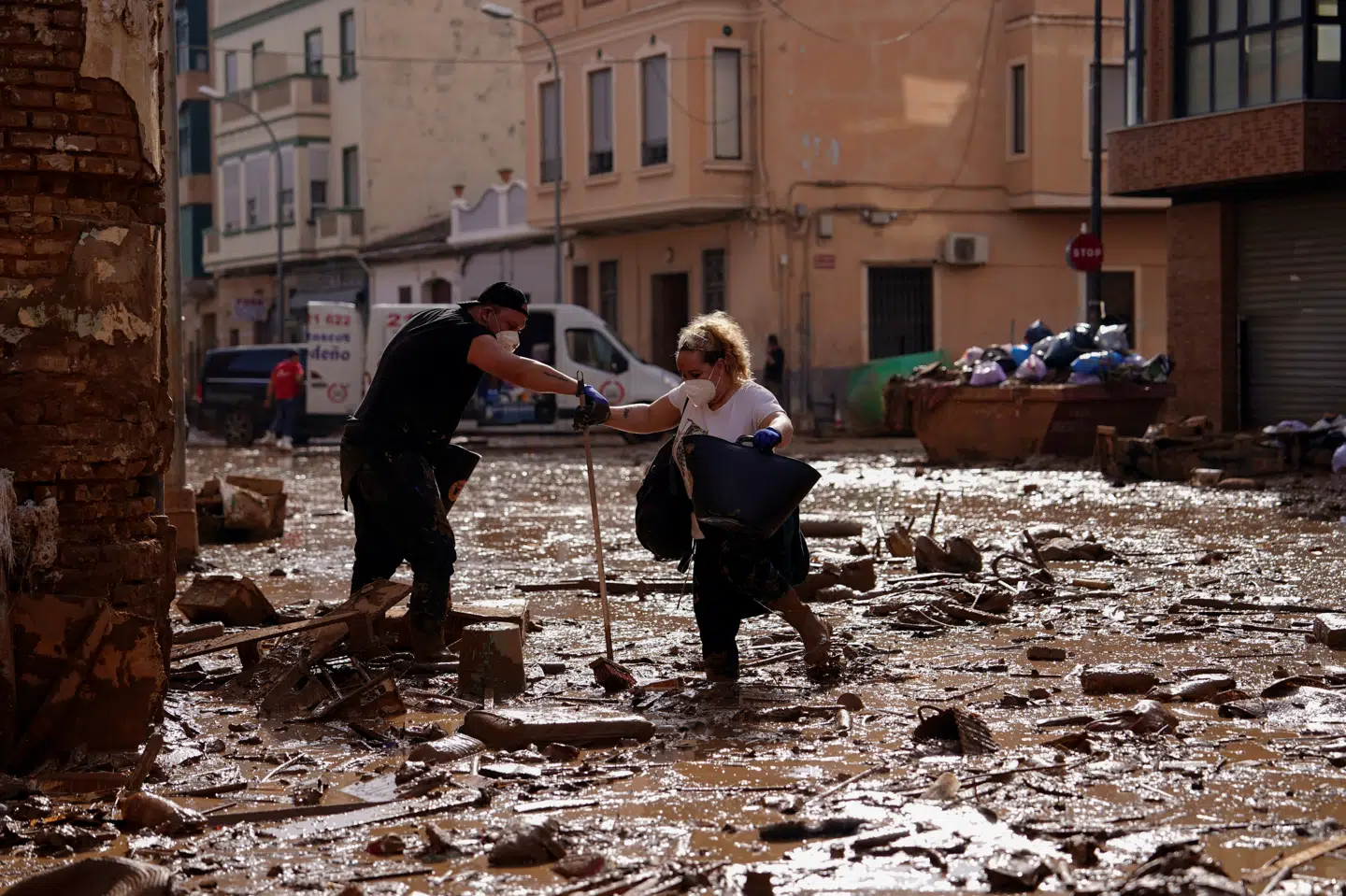 Folk i Paiporta, som ligger nær Valencia, der forsøger at bevæge sig gennem mudderet efter den voldsomme regn.