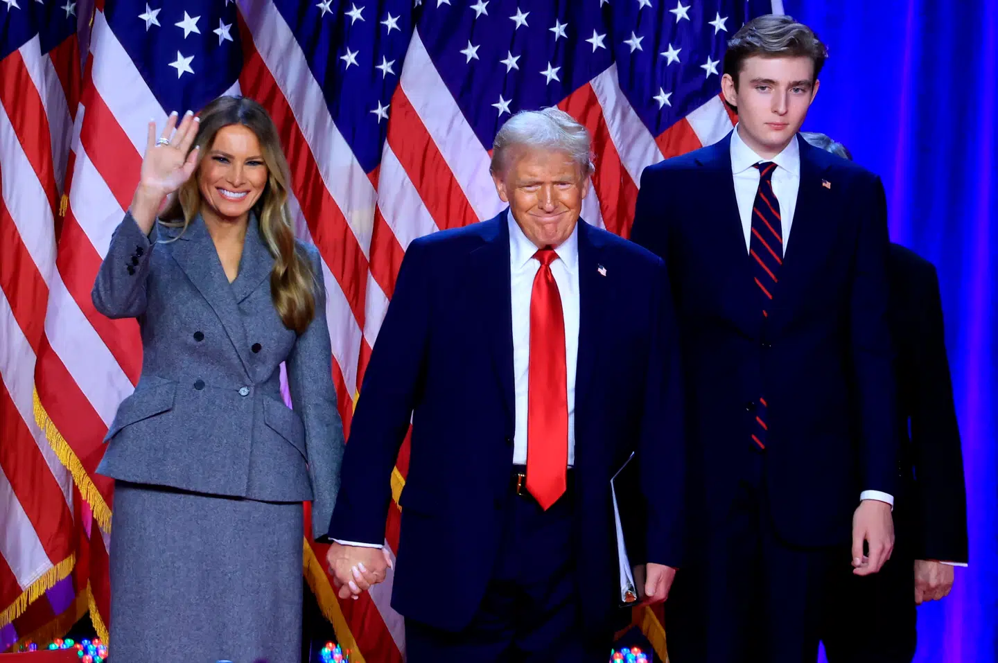 Her ses Melania Trump og Barron Trump sammen med Donald Trump på scenen, hvorfra han talte til de mange forsamlede til hans valgfest.