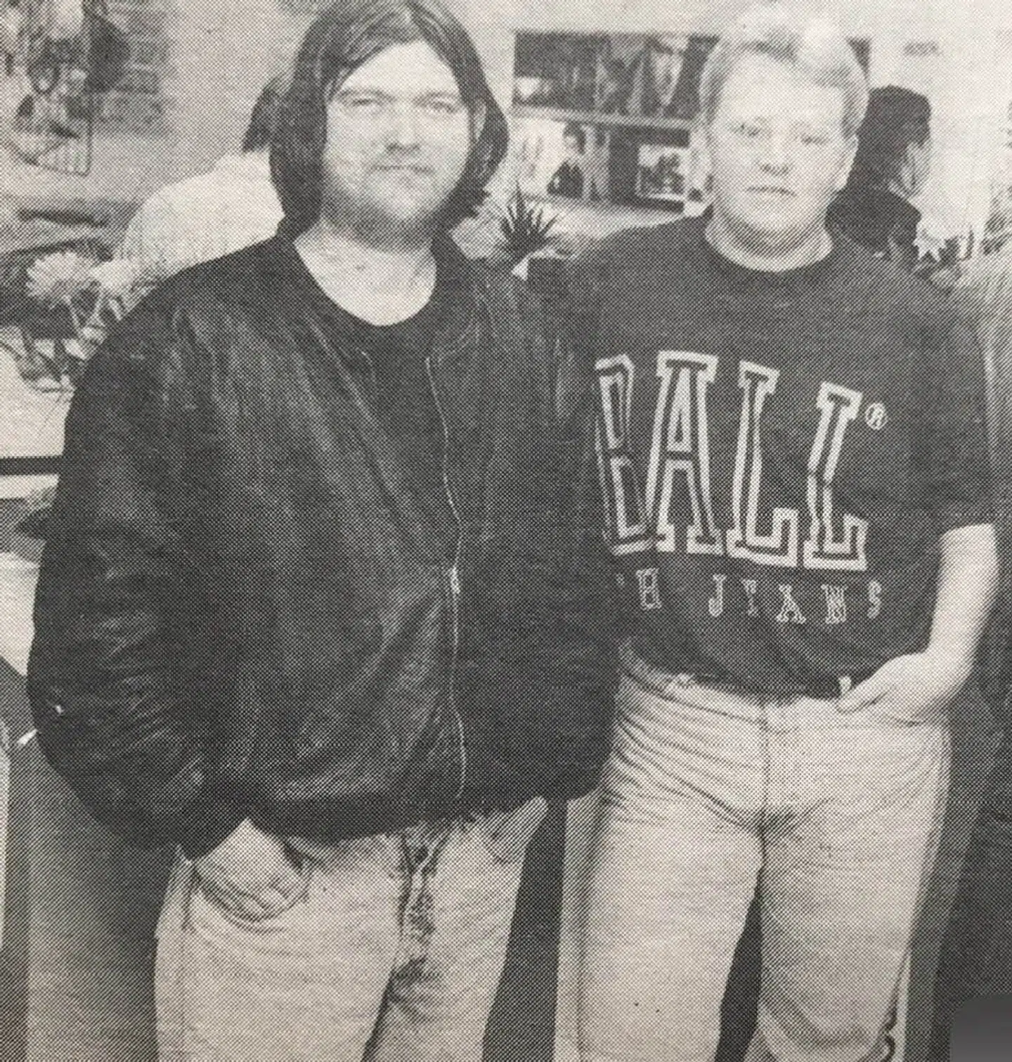 Johnny Madsen og Henrik 'Røde' Jensen blev venner i 1988. Her ses de i 1990 ved åbningen af Rødes pladebutik JUKEBOKS. Foto: Privat