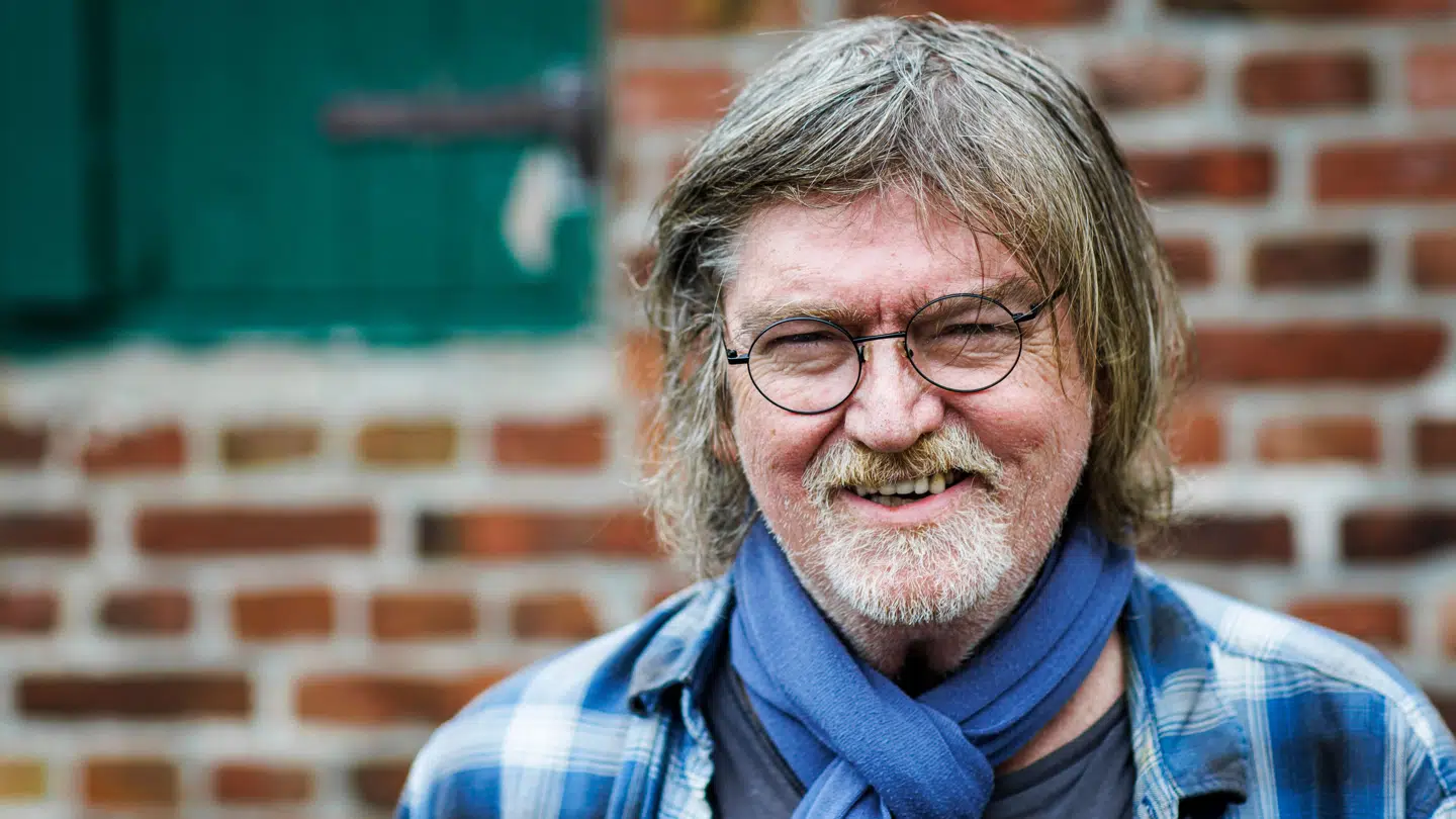 (ARKIV) Musiker, sangskriver og kunstmaler Johnny Madsen i Madsens galleri ved Realen på Fanø, tirsdag den 3. oktober 2023. Musiker og kunstner Johnny Madsen er død i en alder af 73 år. Johnny Madsen døde mandag eftermiddag i sit hjem på Fanø efter længere tids sygdom.