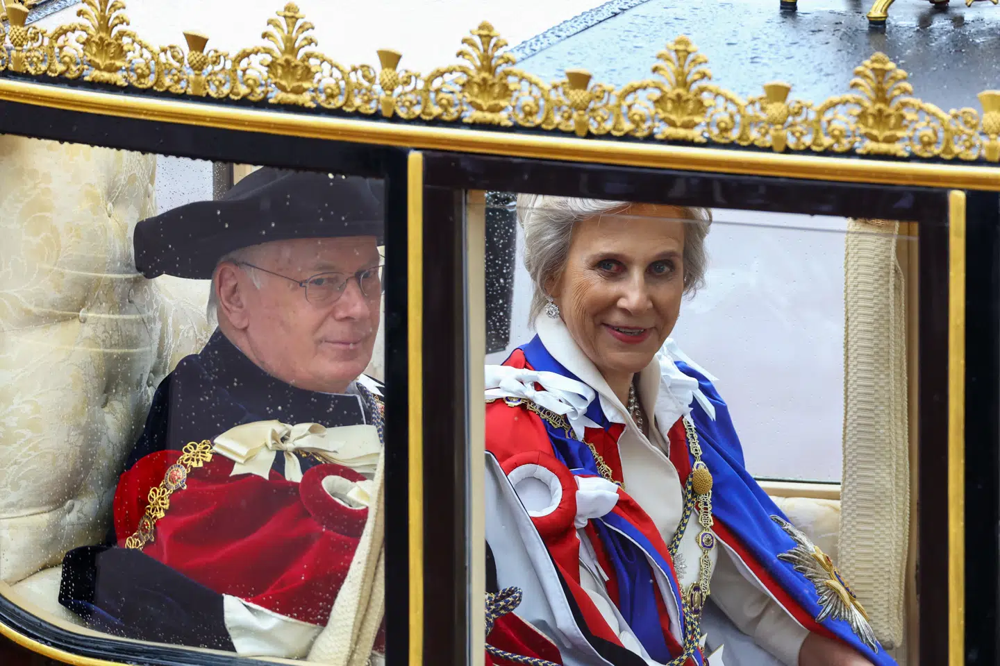 Den britiske prins Richard er hertug af Gloucester – og så er han gift med danske Birgitte, der er hertuginde af Gloucester. Her kører de efter kong Charles i karet med viceadmiral Tim Laurence efter kong Charles' kroning lørdag 6. maj 2023.