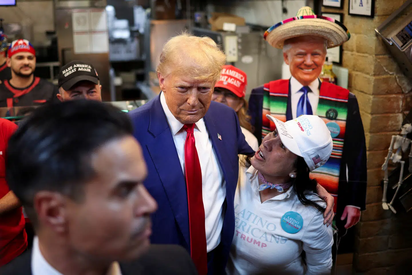 Donald Trump er igen USAs næste præsident, efter at alle svingstater enten er gået til eller ser ud til at gå til Trump. Her ses han ved Havana Express Cuban Restaurant i Las Vegas, Nevada tilbage i oktober.