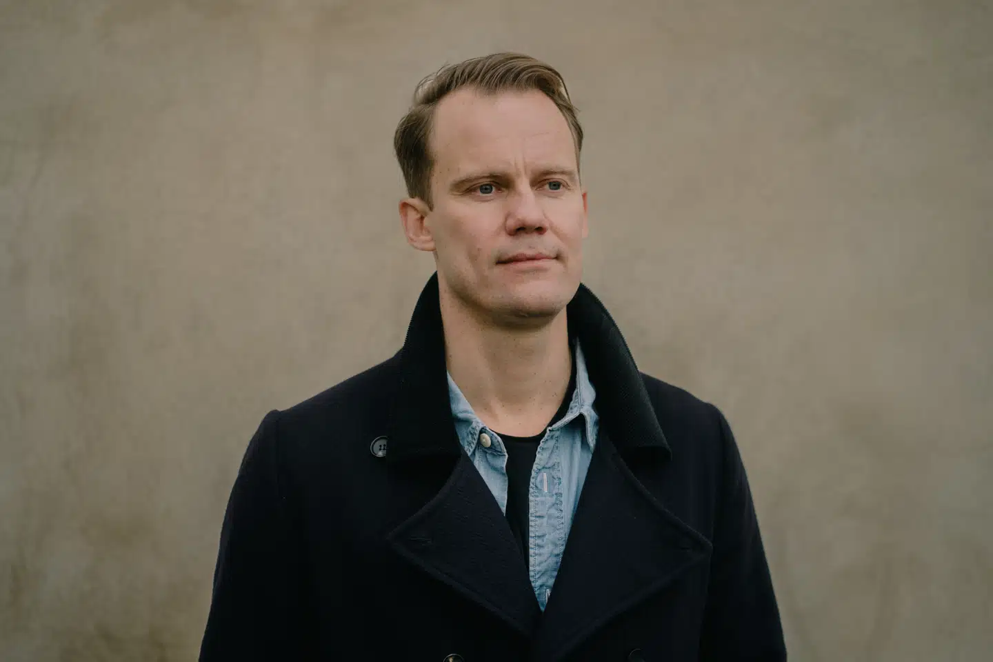 Niels Overgaard er forfatter til den anmelderroste bestseller »Det hele handler ikke om dig«, hvor han ved hjælp af antik filosofi hjælper læseren i retning af det gode liv. Den indsigt bruger han nu til at fortælle, hvordan man plejer de emotionelle reaktioner på det amerikanske valg.