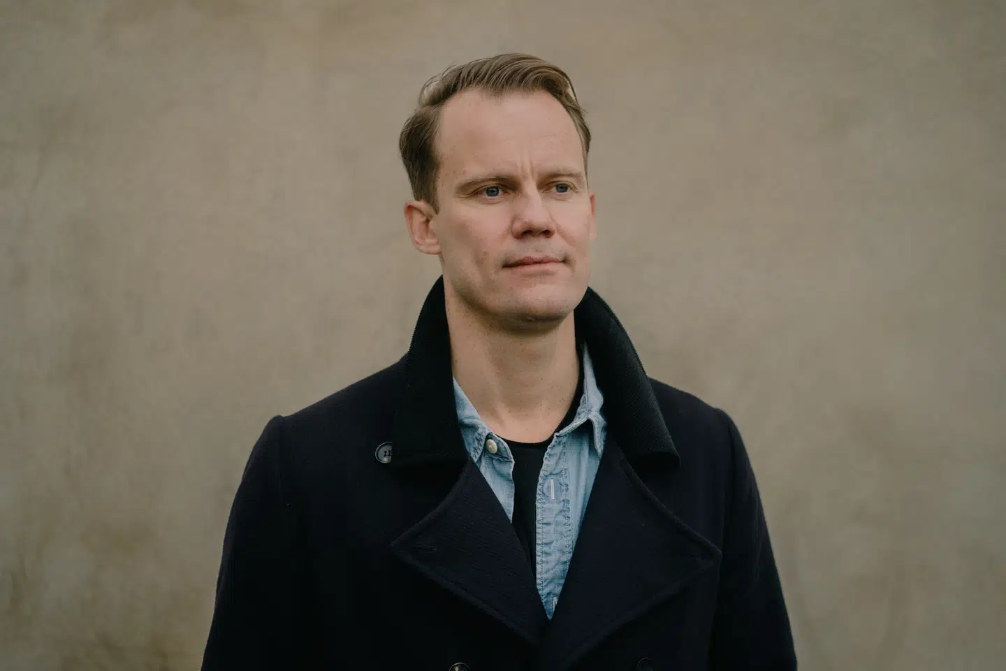 Niels Overgaard er forfatter til den anmelderroste bestseller »Det hele handler ikke om dig«, hvor han ved hjælp af antik filosofi hjælper læseren i retning af det gode liv. Den indsigt bruger han nu til at fortælle, hvordan man plejer de emotionelle reaktioner på det amerikanske valg.