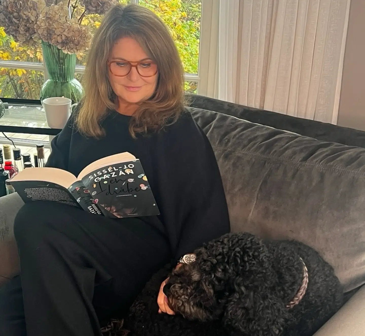 Sara Blædel med Cooper. Som gerne må hoppe op i sofaen.