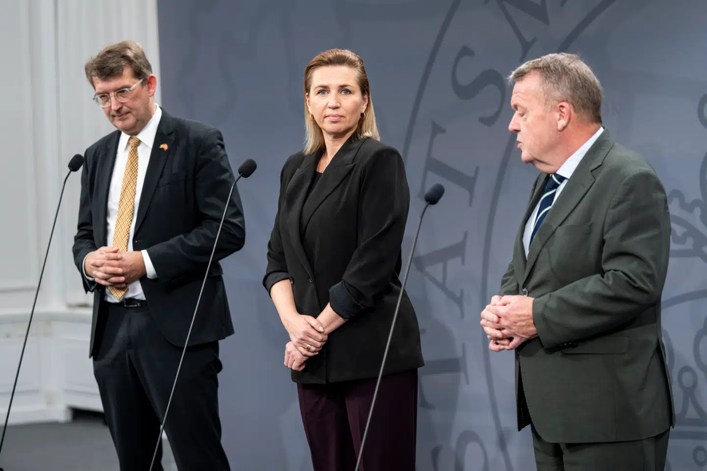 Forsvarsminister Troels Lund Poulsen (V), statsminister Mette Frederiksen (S) og udenrigsminister Lars Løkke Rasmussen (M) på et doorstep om resultatet af det amerikanske valg. Statsministeriet, onsdag den 6. november 2024.