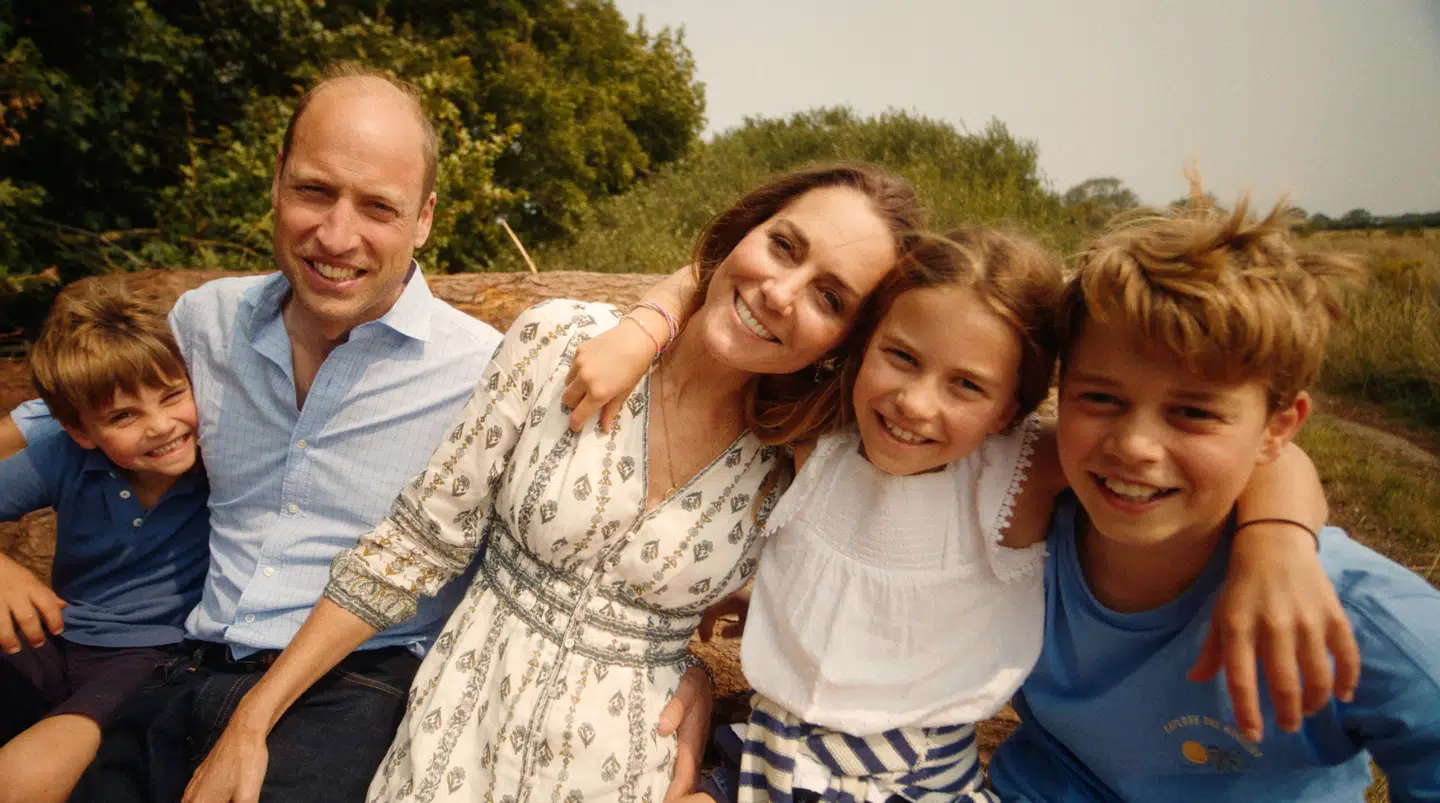 Prins William er gift med prinsesse Kate og er den næste i rækken til tronen i det britiske kongehus. Sammen har parret tre børn, tiårige prins George, otteårige prinsesse Charlotte og femårige prins Louis.