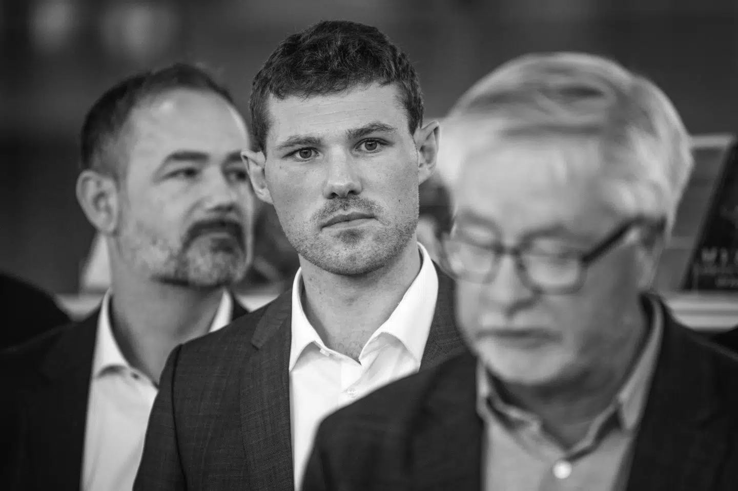 Anders Winnerskjold (i midten) er nu officielt borgmester i Aarhus. Jacob Bundsgaard (til venstre) trak sig onsdag på et byrådsmøde. Mellem 50 og 100 nysgerrige borgere var mødt op i byrådssalen for at overvære overdragelsen, beretter TV 2 Østjylland. (Arkivfoto).