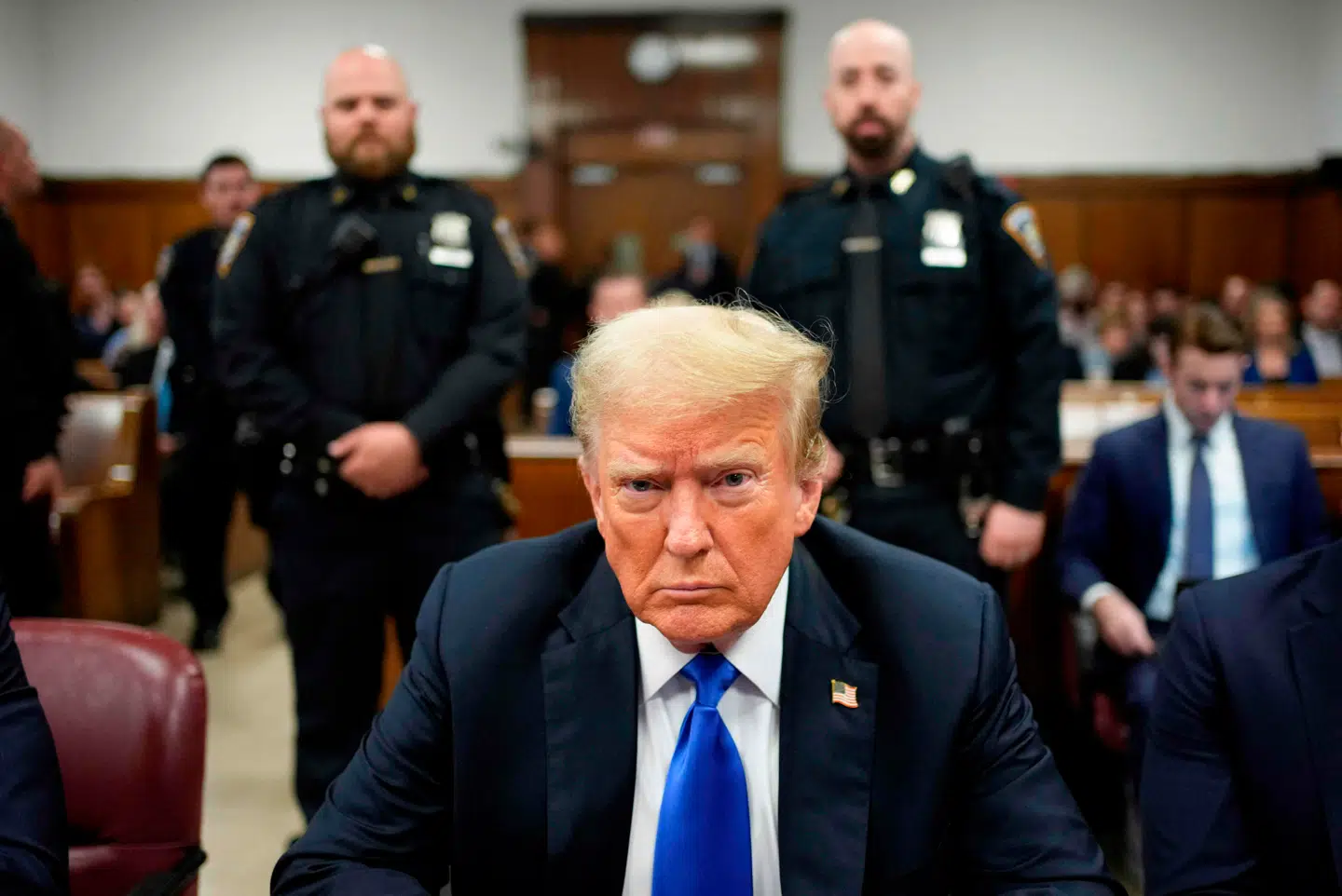 Trump på anklagebænken i New York i sagen om tys-tys-penge.