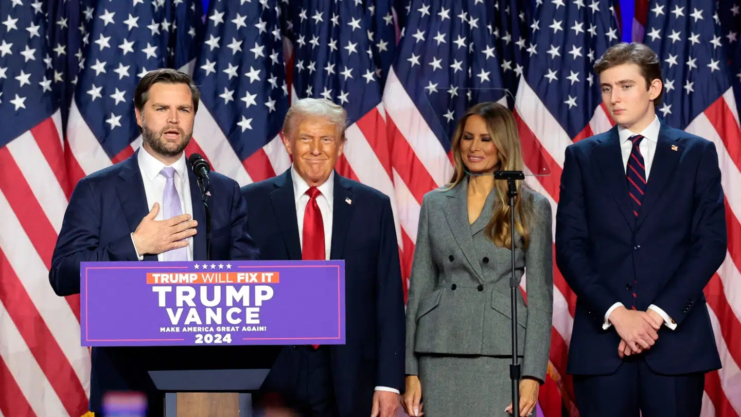 Barron Trump med sine forældre og den kommende vicepræsident, J.D. Vance.