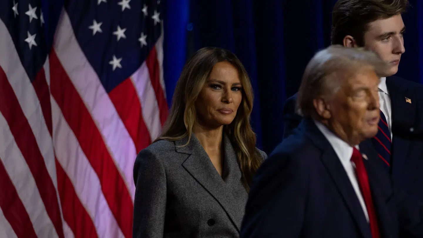 Melania Trump ses her på scenen onsdag, hvor hun sammen med sønnen, Barron, lytter til Donald Trump, der er blevet kåret til vinder af det amerikanske præsidentvalg.