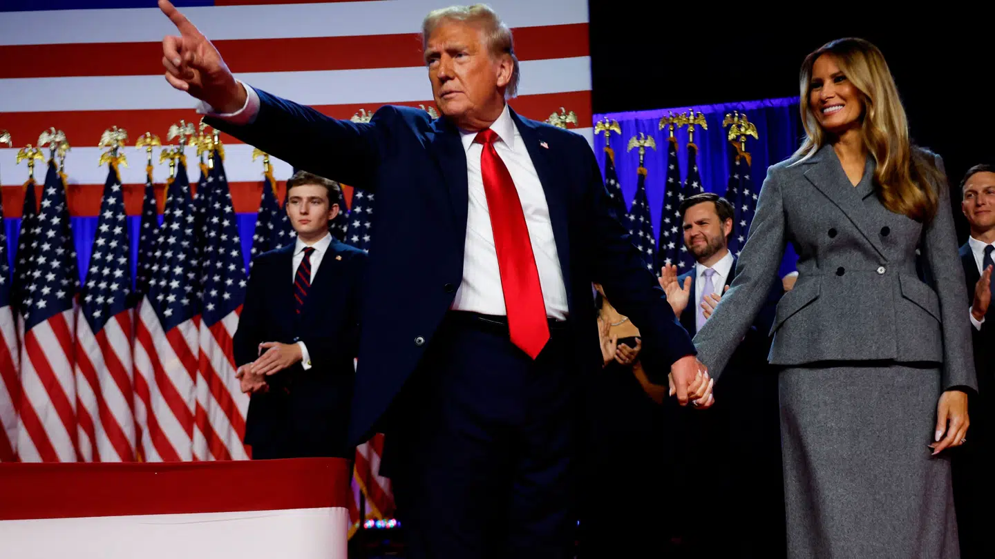 Selvom ordlyden på sociale medier er hård, når det kommer til Donald og Melania Trumps kærlighed, blev der både uddelt sejrskys og holdt i hånd de to imellem onsdag.