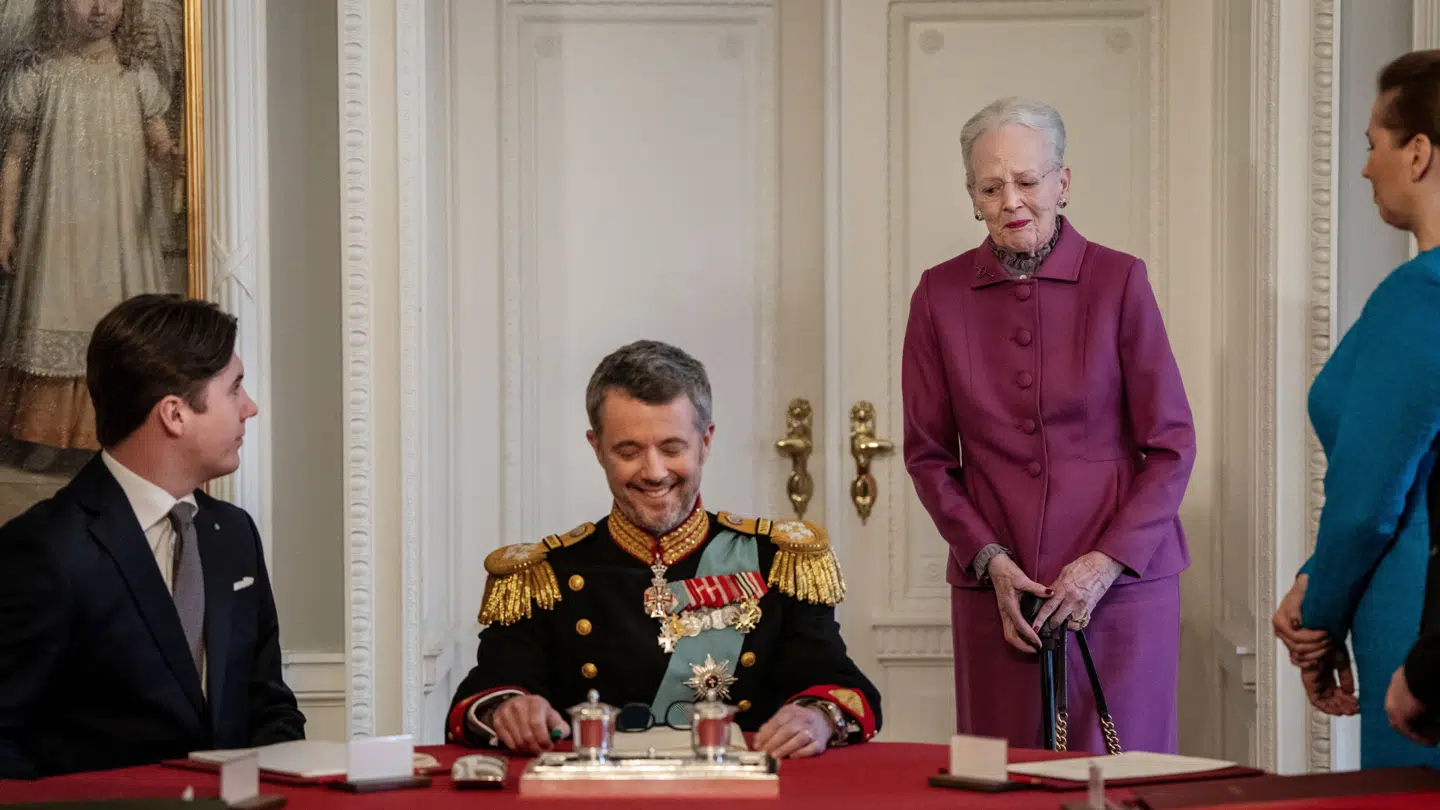 En tydeligt berørt dronning Margrethe overlod 14. januar tronen til sin søn.