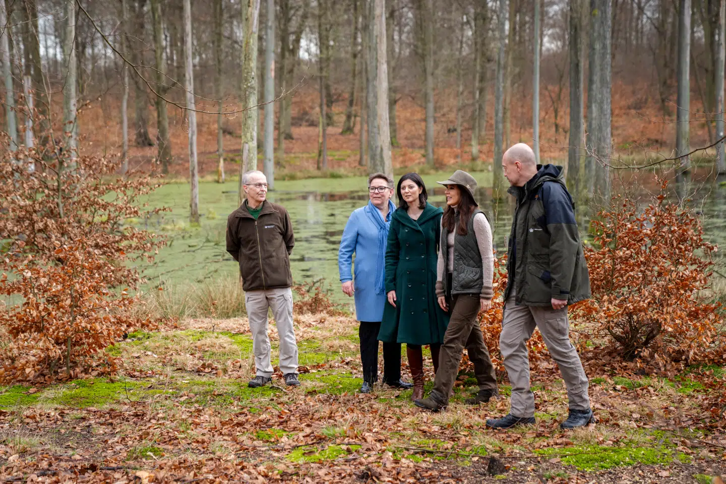 Sofia Osmani, Dronning Mary og miljøminister Magnus Heunicke (S), m.fl. indvier en ny del af Dyrehaven i Nærum, 7. april 2024. Sofia Osmani peger på, at regler skaber benspænd for ambitionen om at få mere bynær skov.
