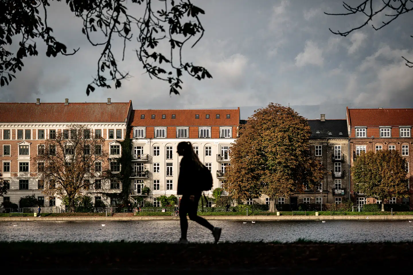Mørke skyer i form af højere pålydende renter trækker sammen over boligejere med flekslån. Men virkeligheden ser anderledes lys ud, viser nye beregninger.
