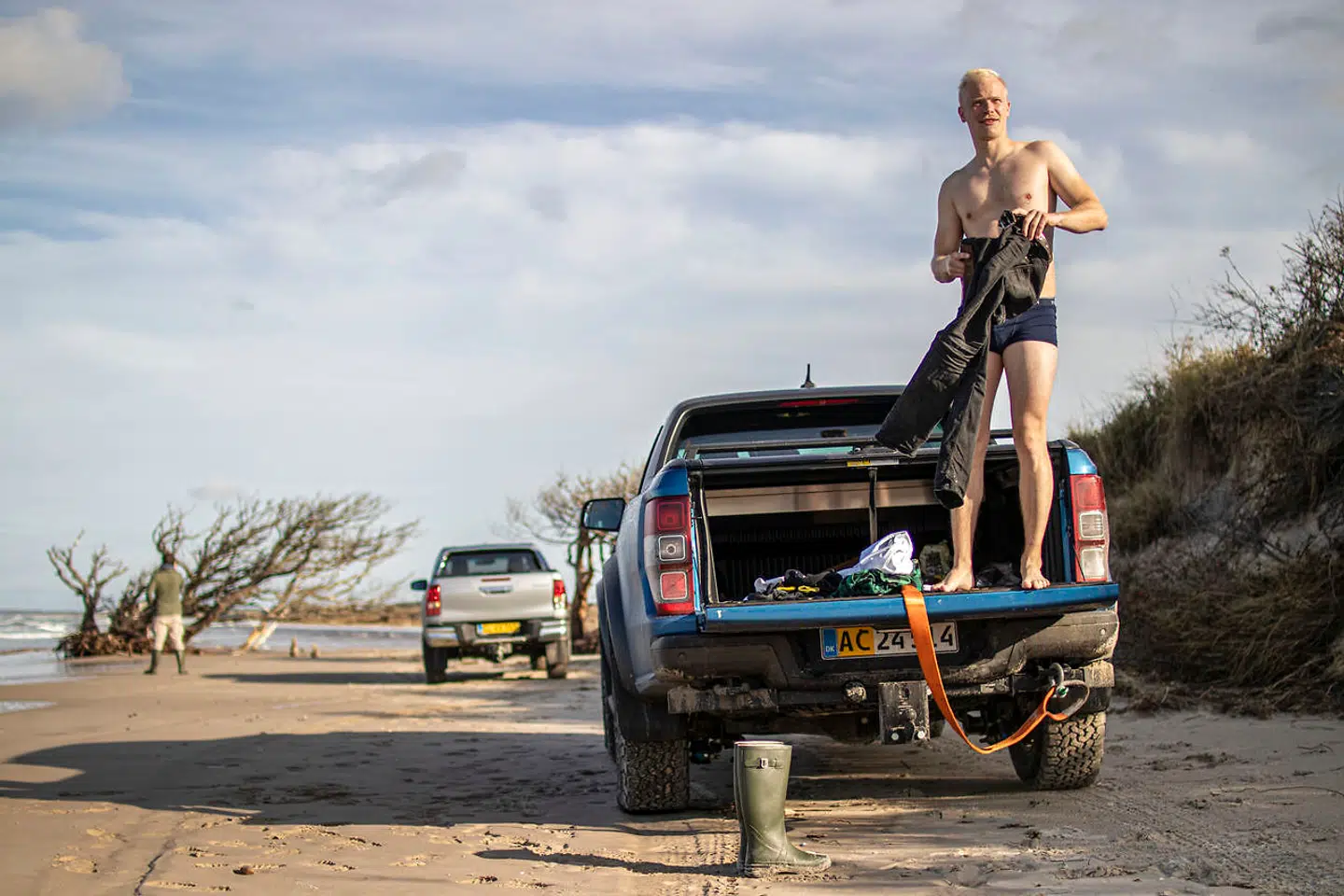 Andreas kommer i tøjet igen, efter han forgæves har forsøgt at finde et egnet sted at krydse Uggerby Å. Så vi må væk fra stranden for at komme over åen.