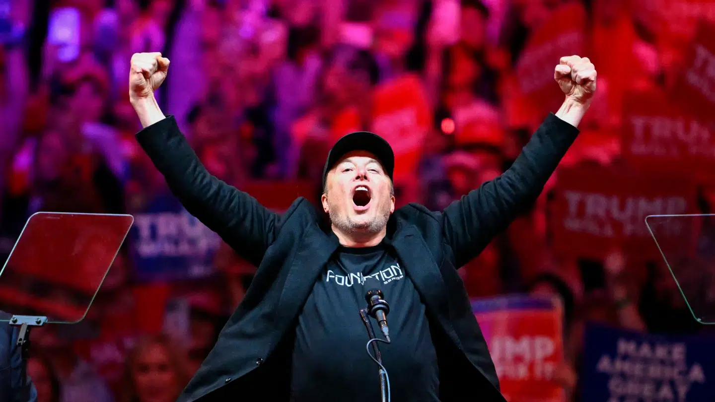 Manden bag Tesla og SpaceX, Elon Musk, ses her til et vælgermøde for Donald Trump den 27. oktober.