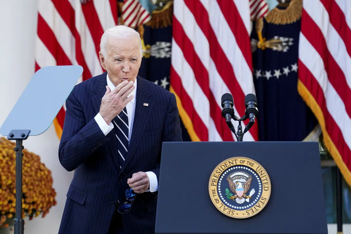 USA's præsident, Joe Biden, sender et luftkys til sine medarbejdere i Rosenhaven ved Det Hvide Hus. Her kom Biden torsdag med en kort udtalelse efter tirsdagens valg, sin første efter at Donald Trump blev valgt som den næste mand i præsidentembedet.