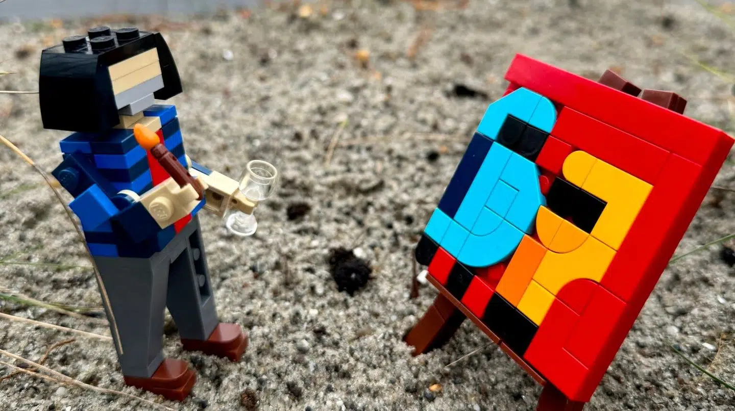 Kan du se, hvem den nye figur i Legoland skal forestille?