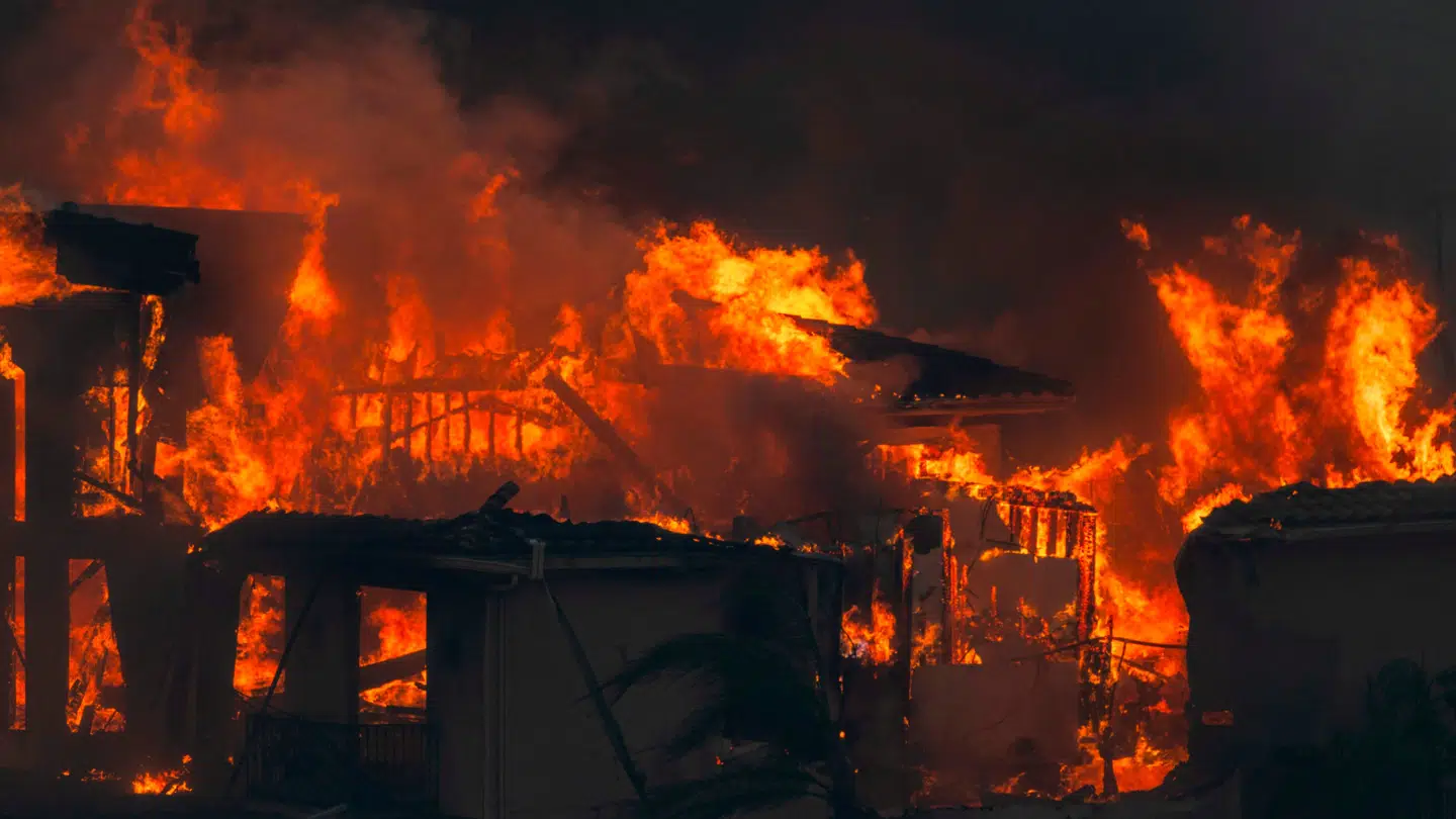 Millioner er blevet advaret om livstruende brande i Californien.
