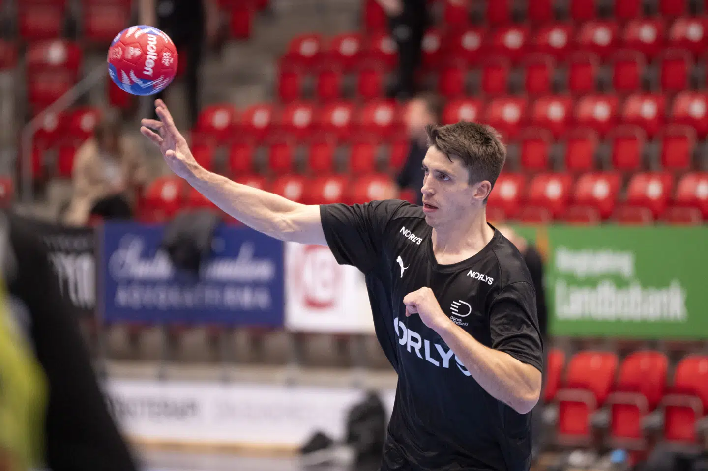 Frederik Ladefoged er for første gang med på A-landsholdet. Han spillede sin sidste ungdomslandskamp i 2017.