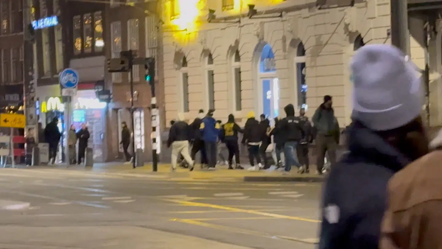 Scene fra Amsterdam i nat.