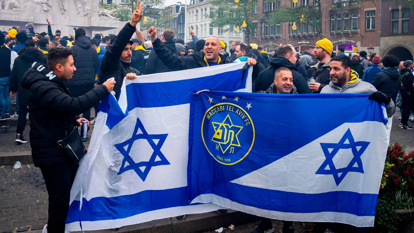 Maccabi Tel Aviv-fans på Dam-pladsen i Amsterdam før kampen.