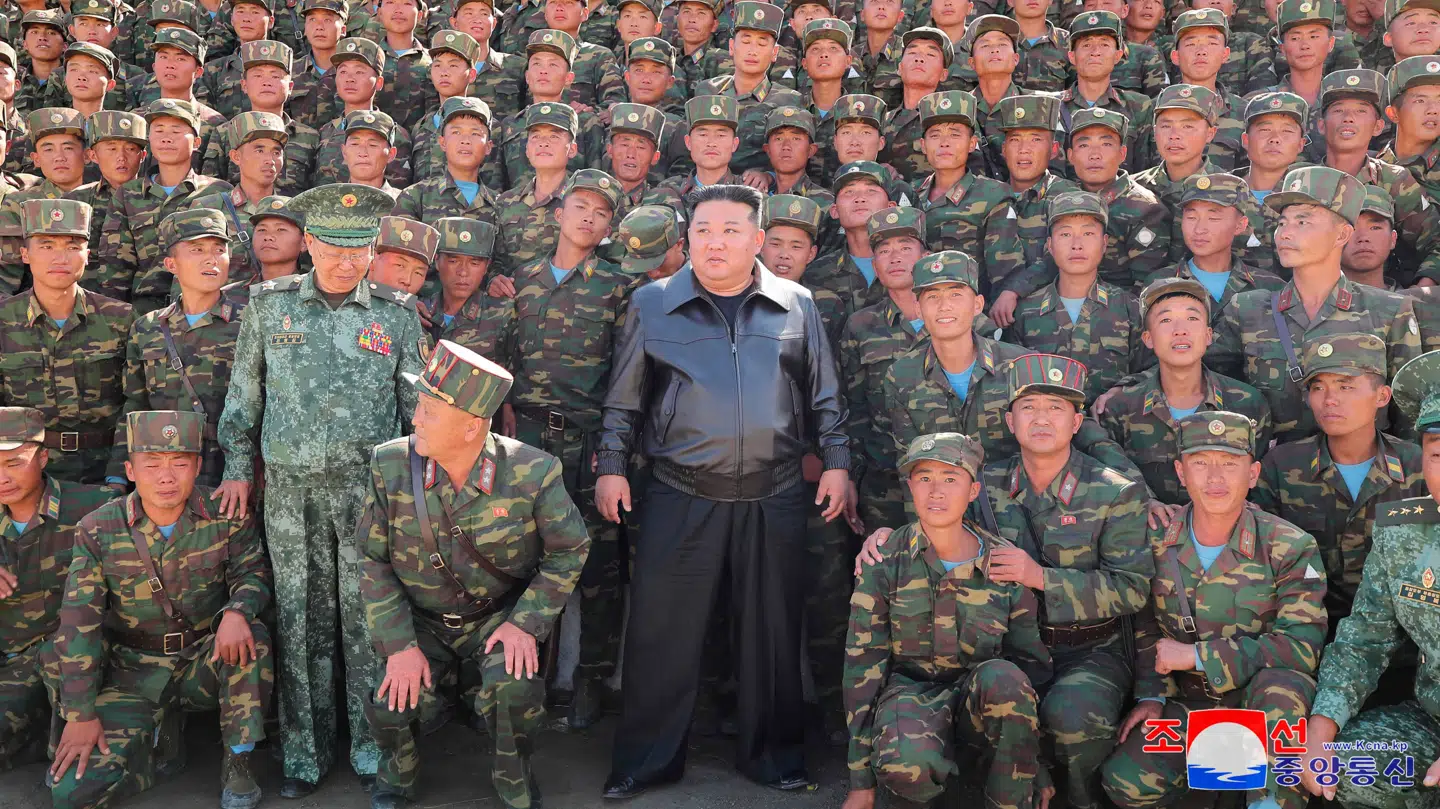 Her ses den nordkoreanske leder, Kim Jong-un, under et besøg hos nogle af landets tropper i begyndelsen af oktober.