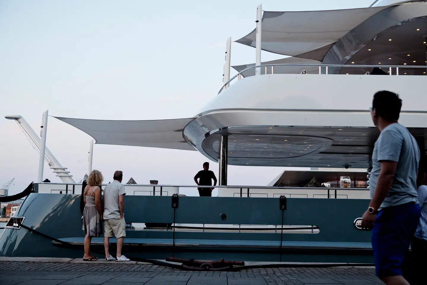 Karin Liltorp og mange andres grundlæggende misforståelse er påstanden, at rigdom ikke er særligt vigtigt for folks lykke, skriver Christian Bjørnskov. Her ligger den 52 meter lange super yacht »Sovereign« for kaj ved Amaliehaven i København.