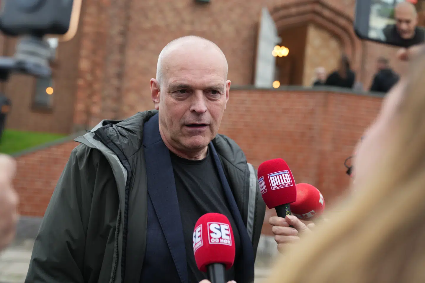 Niels Olsen ankommer til Ulf Pilgaards bisættelse ved en ceremoni i Messiaskirken i Charlottenlund fredag.
