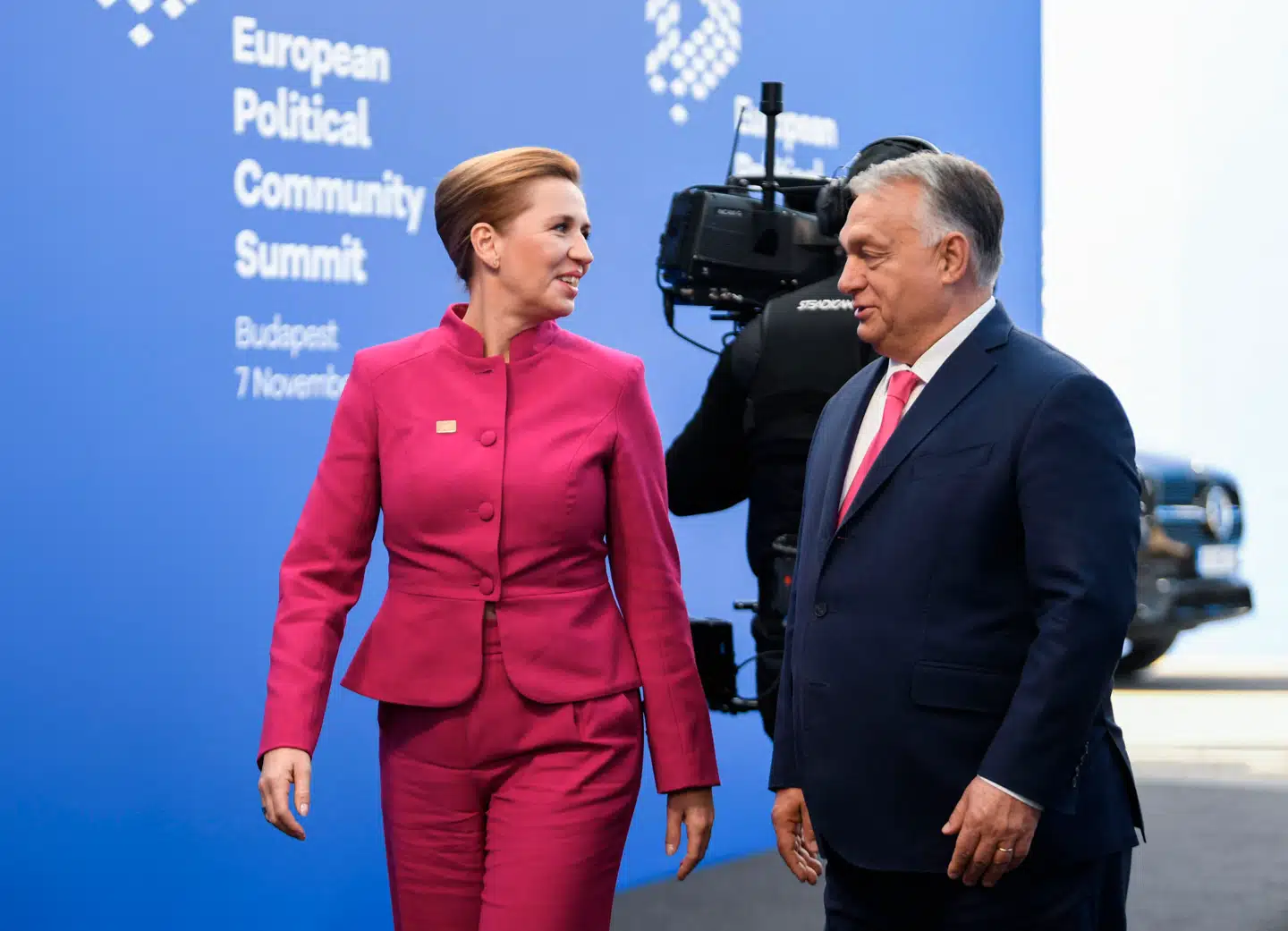 Statsminister Mette Frederiksen blev modtaget af Ungarns premierminister, Viktor Orbán, på EU-topmøde i Budapest. Indtil for nylig var han unionens enfant terrible. Nu er han Donald Trumps tætteste allierede i Europa.